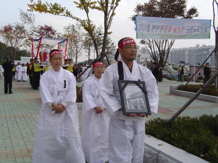 죽어버린 울산교육청을 상징하는 영정과 상여를 앞세운 행렬 